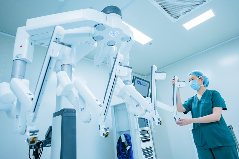 Canh tay Robot Da Vinci Xi thanh manh, linh hoat vuot troi cac the he cu, cho phep tiep can nhieu vung phau thuat. Anh: BVDK Tam Anh