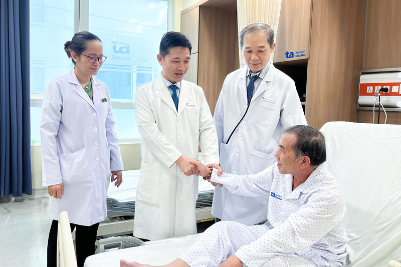 ThS.BS.CKI Le Thi Ngoc Hang, TS.BS Nguyen Anh Dung, BS.CKII Tran Cong Quyen chuc mung mot benh nhan khoe manh xuat vien sau nam ngay phau thuat cat u phoi bang Robot Da Vinci Xi. Anh: BVDK Tam Anh