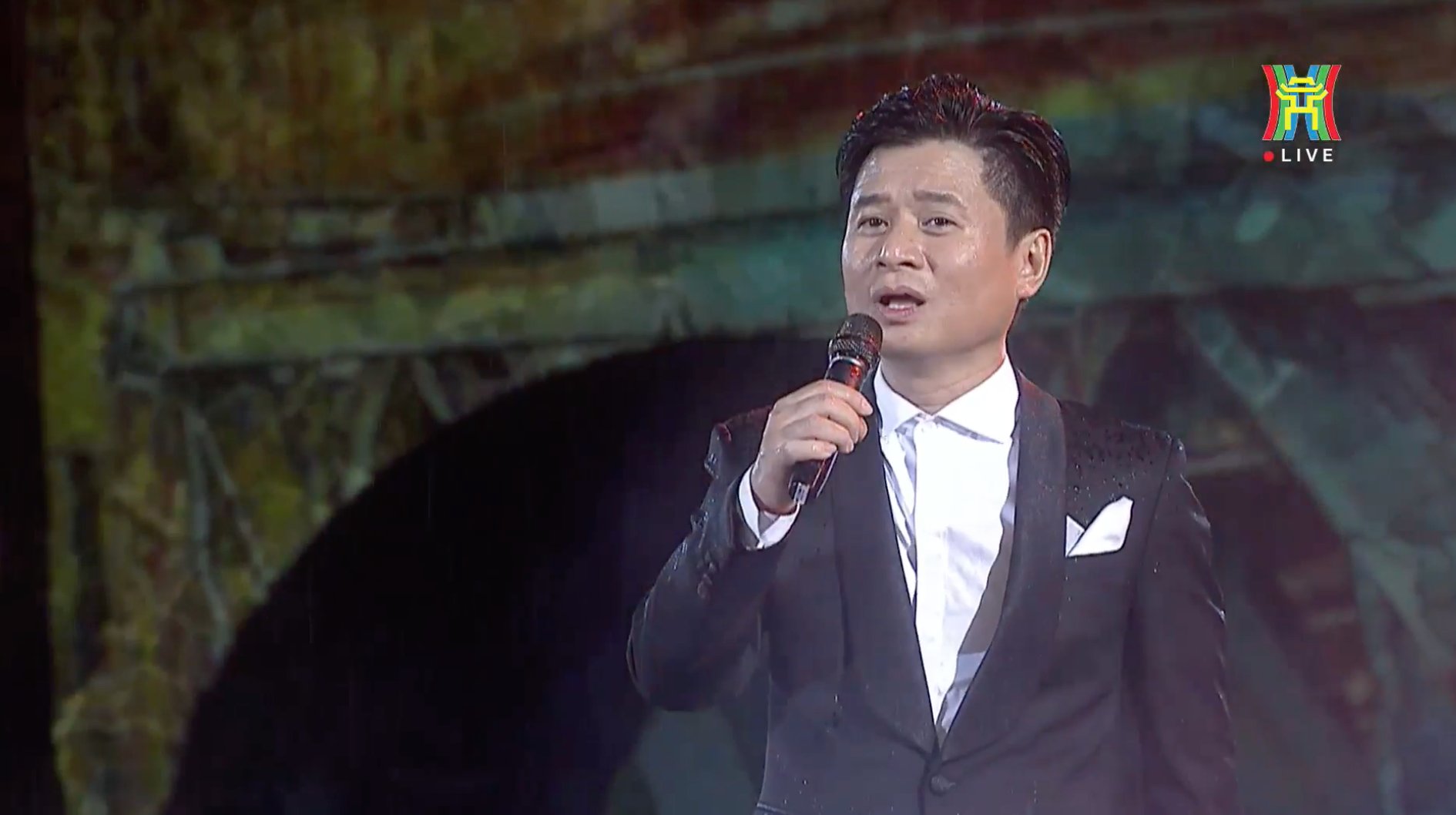 NSND Tan Minh trong chuong trinh “50 nam dat nuoc tron niem vui“.