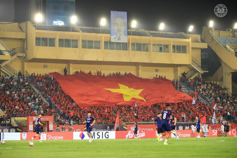 Fans filled Hang Day Stadium in the match between Hanoi Police in the second leg of the 2024-2025 Southeast Asian Cup C1 semi-final. Photo: CAHN FC
