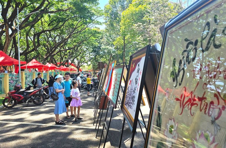 The calligraphy works are on display at the Dak Lak Provincial Museum. Photo: Thanh Quynh