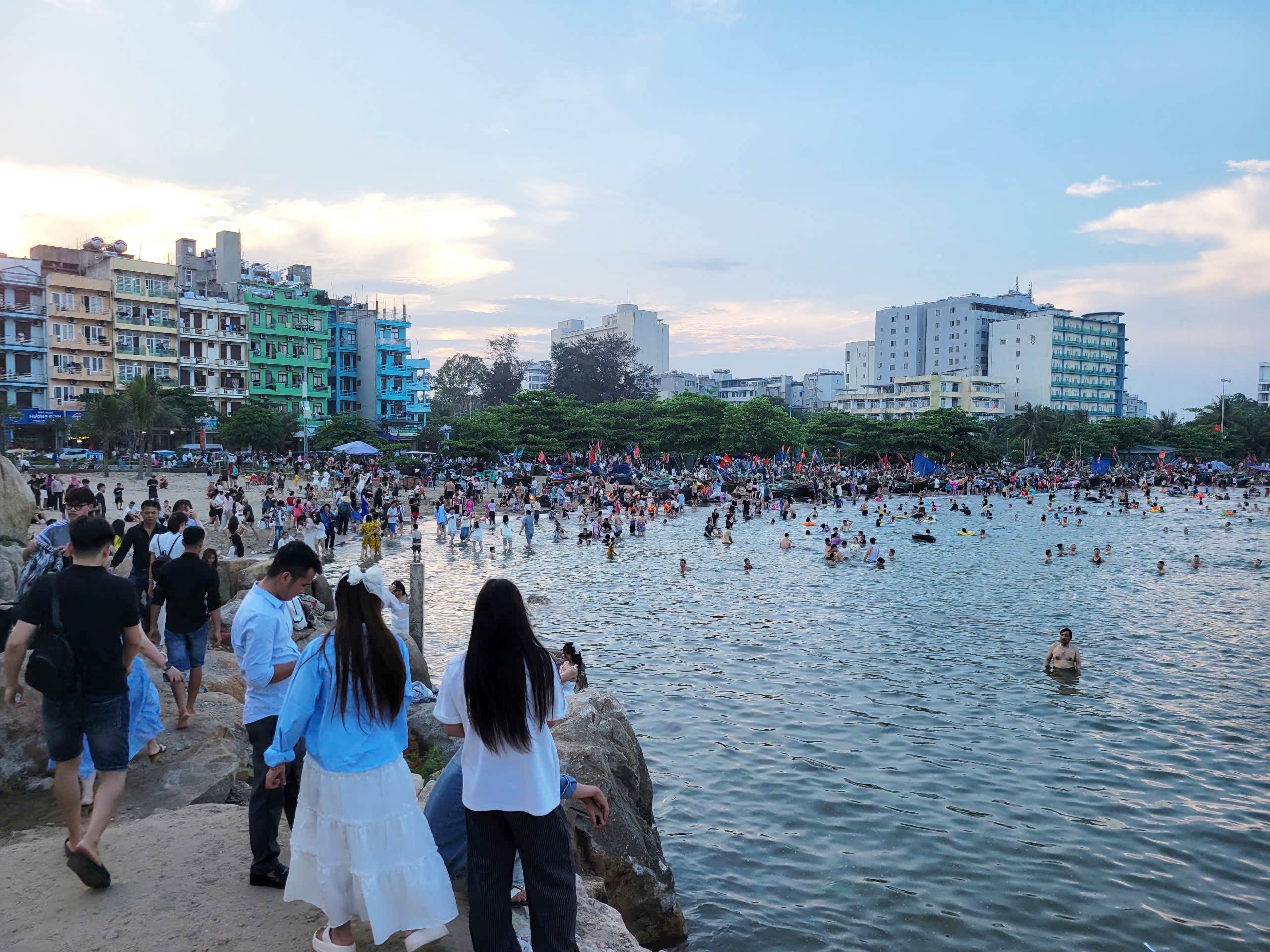 Nham dam bao trat tu va an toan cho du khach mua cao diem, UBND TP Sam Son lap 12 doi trat tu voi tong 190 nguoi, hoat dong xuyen suot tu 15.4 den 15.9. Cac doi nay co nhiem vu giu trat tu khu vuc bai bien, khu du lich, cac tuyen duong chinh...