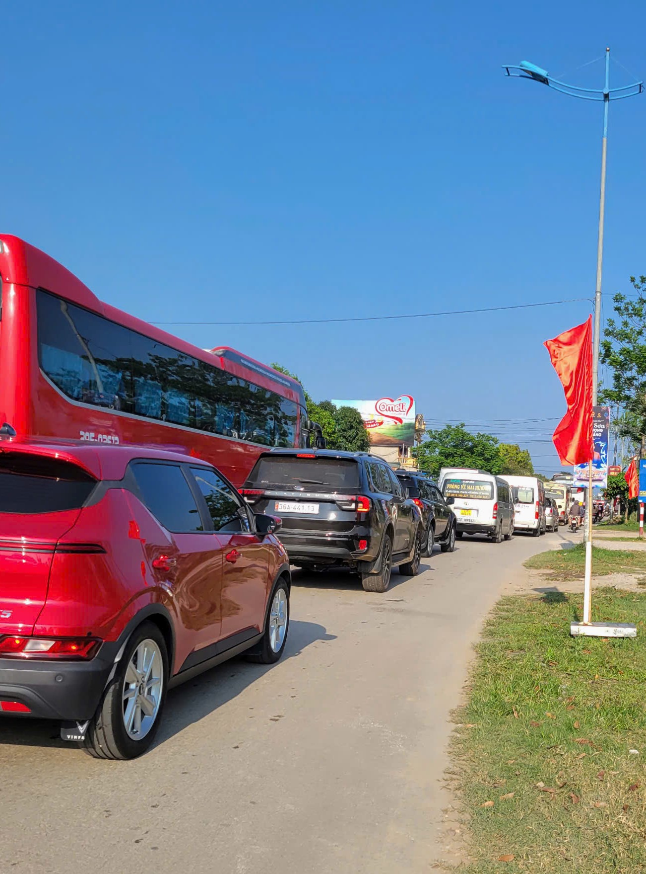 Tu 16h ngay 30.4, mac du tiet troi nang nong, tuyen duong tu Dai lo Nam Song Ma va cac truc duong huong ve bien Sam Son deu ghi nhan luong xe co do ve ngay mot dong. Nhieu doan xay ra tinh trang nghen nhe.