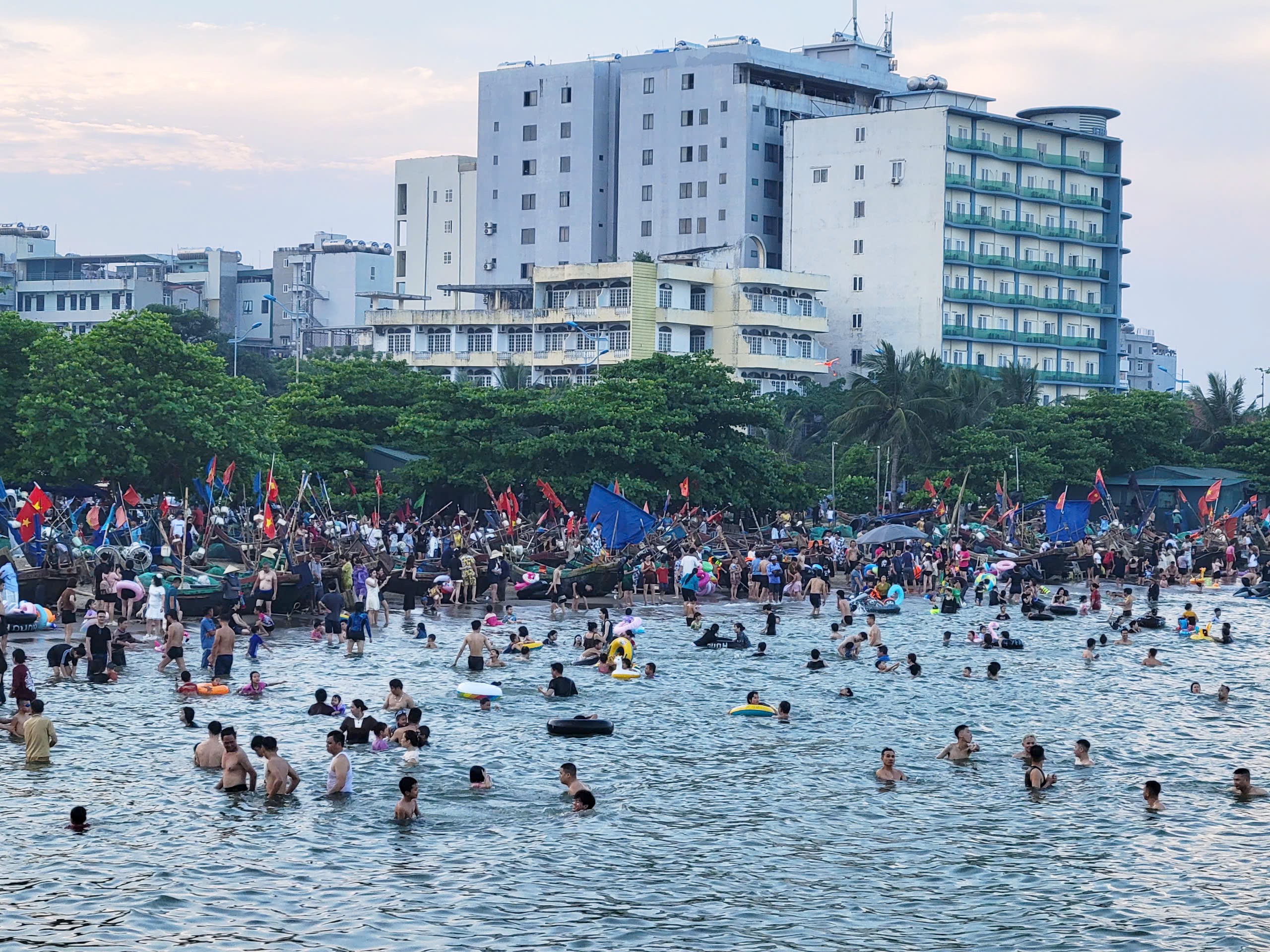 Mua du lich bien Sam Son nam nay trung le ky niem 50 nam Giai phong mien Nam, thong nhat dat nuoc, tuy vay so luong khach van cao khong kem cac nam truoc.