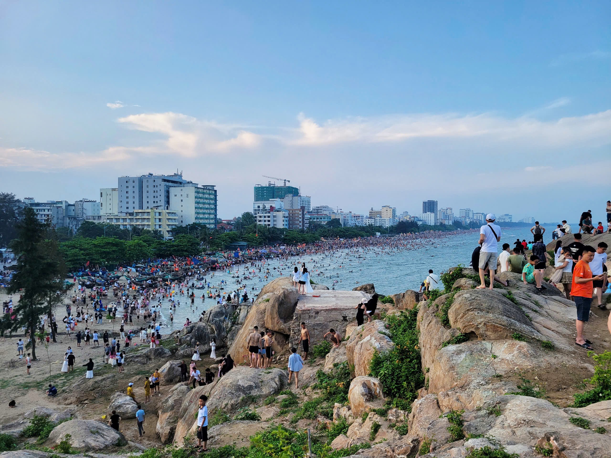 Toan bo khu vuc bo bien tro nen soi dong hon boi dong nguoi do ve “giai nhiet“, tu nguoi dan dia phuong den du khach cac tinh thanh lan can den tam bien, nghi le 30.4.