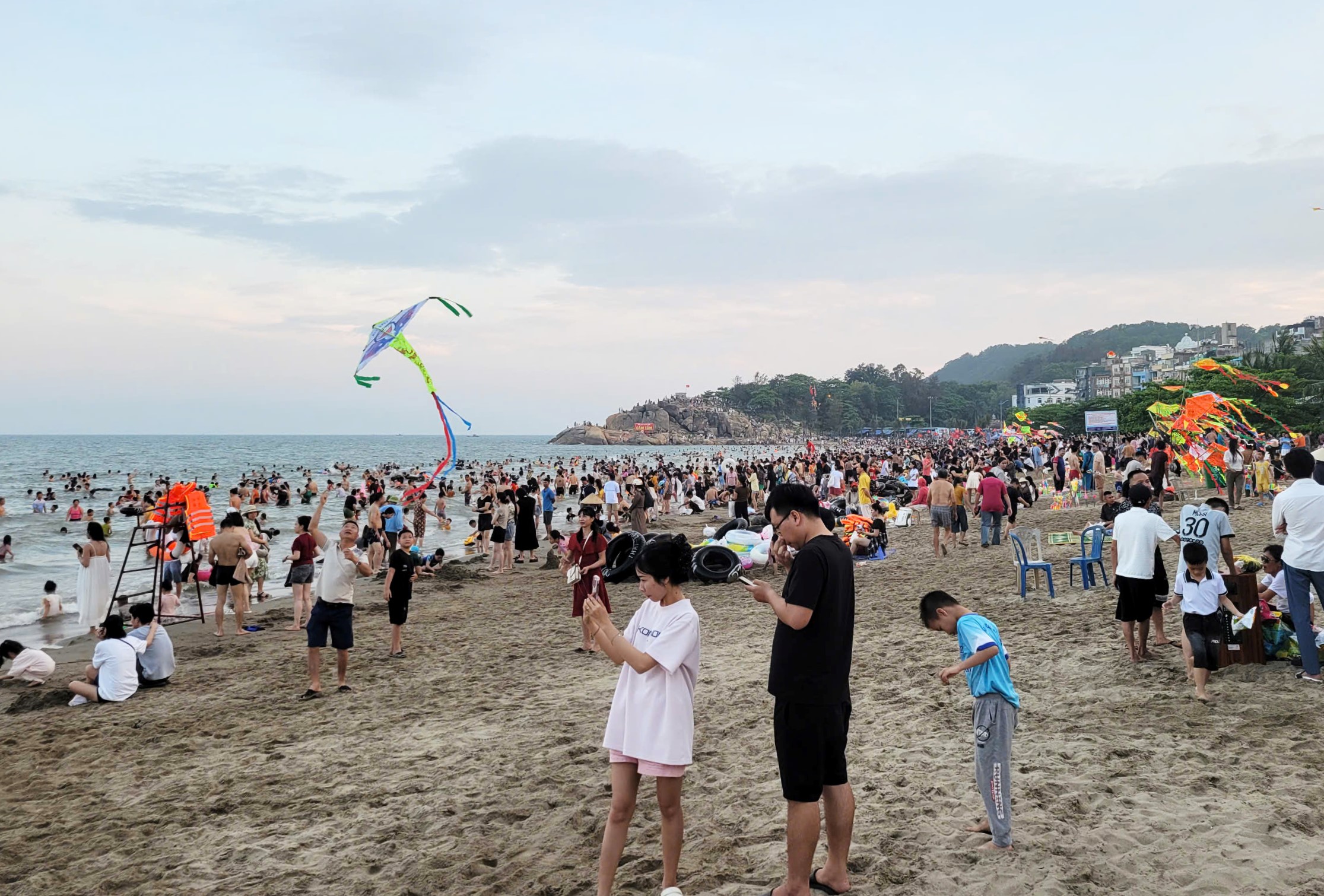 Thoi tiet Sam Son ngay dau nghi le rat thuan loi cho cac hoat dong du lich bien, thu hut dong du khach o moi lua tuoi den vui choi tren bai bien, tam bien, an hai san, to chuc team building...