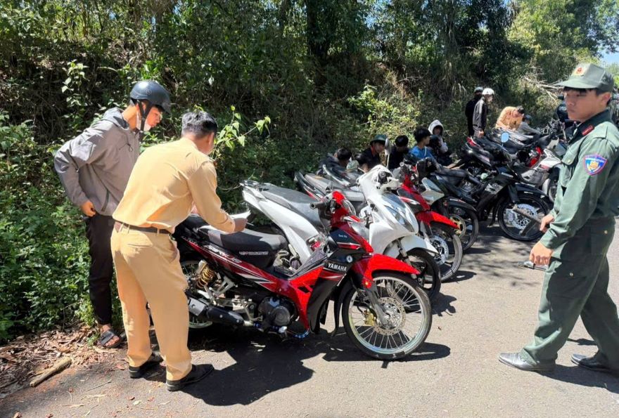 Luc luong CSGT kiem ke cac xe vi pham. Anh: Minh Quynh