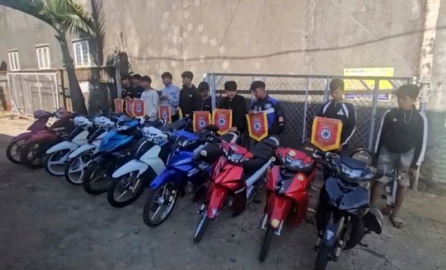 Cac doi tuong ben nhung chiec xe duoc chuan bi de dua xe trai phep. Anh: Minh Quynh
