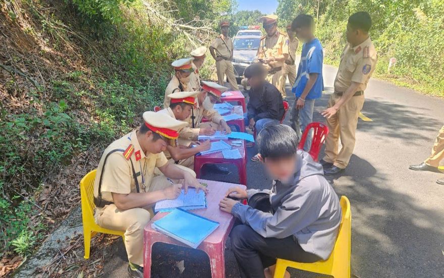 Los sujetos se han reunido para una carrera ilegal. Imagen de la pagina web de la Universidad de Hong Kong
