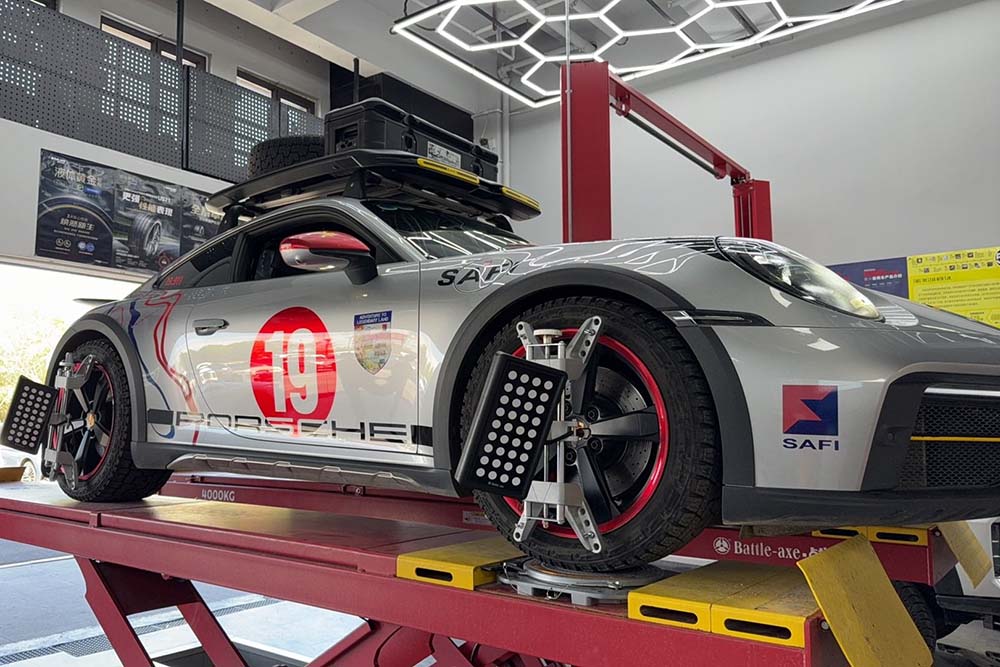 El superdeportivo Porsche 911 Dakar de limite en Hai Phong llama la atencion con sus altas distancias recorridas en poco tiempo. Imagen: el rey de Inglaterra