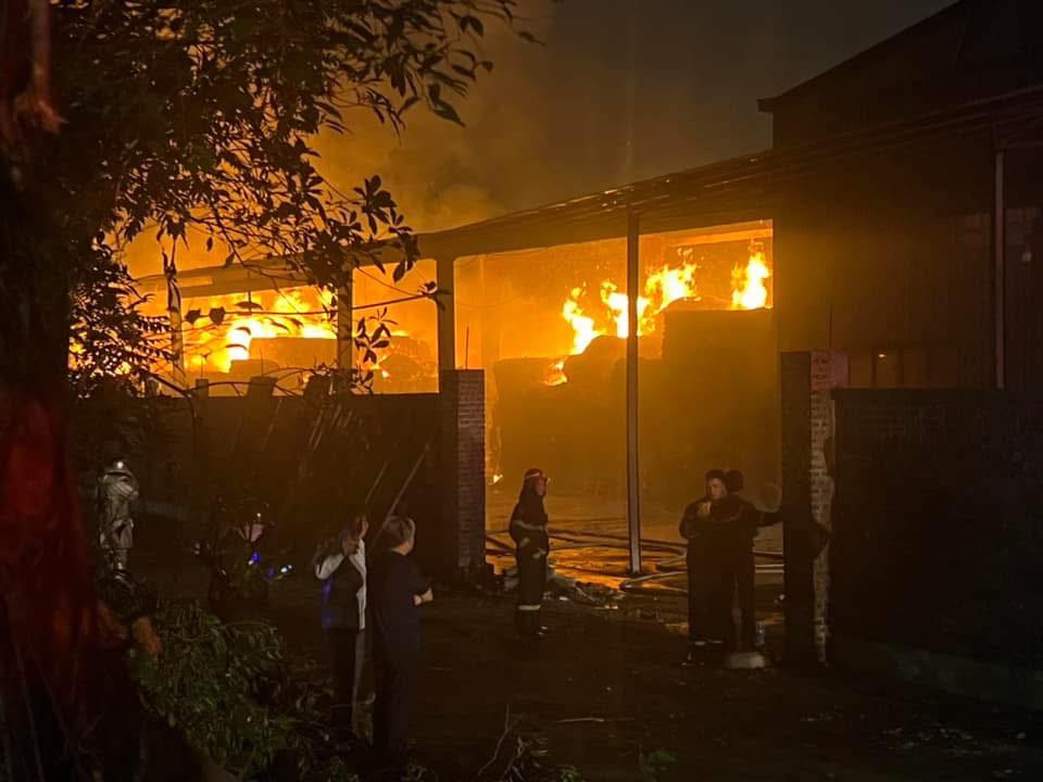 The warehouse fire in Kieu Ky, Gia Lam. Photo: Hoang Dao