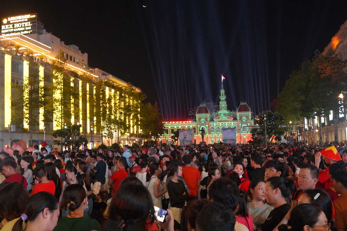 Pho Nguyen Hue chat kin nguoi. Anh: Ta Quang