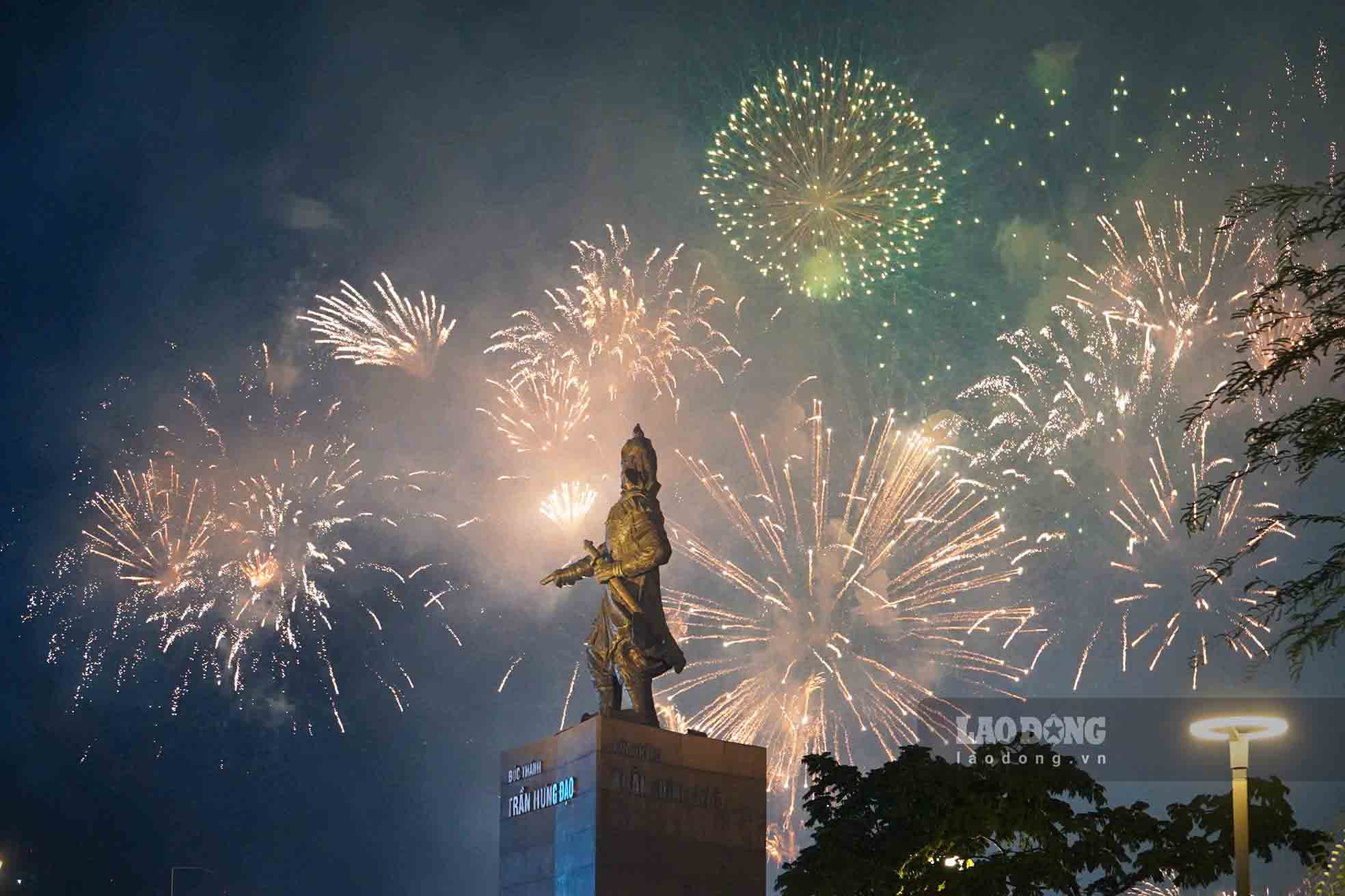 Hang chuc nghin qua phao du loai mau sac, hinh dang duoc toa sang len troi cao. Anh: Anh Tu