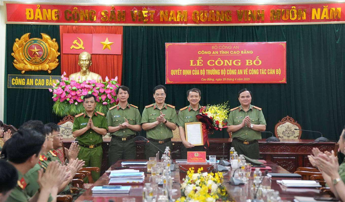 El subdirector de la Policia de la provincia de Cao Bang, Song Minh Ho, ha sido reelegido. Imagen: Policia de alto rango