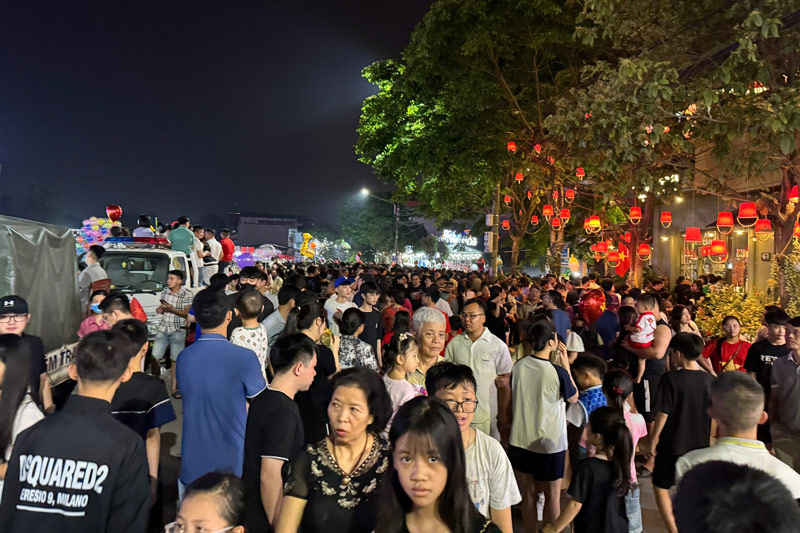 Khong khi mung ngay 30.4 vo cung nao nhiet. Anh: Pham Bang