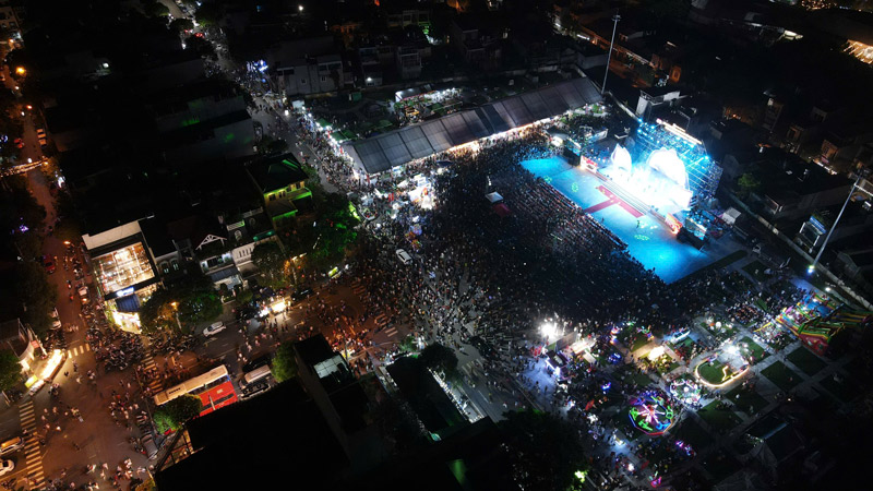 Miles de personas, residentes y visitantes, han visto el espectaculo artistico en la ciudad de Lao Cai. Imagen: Descargar