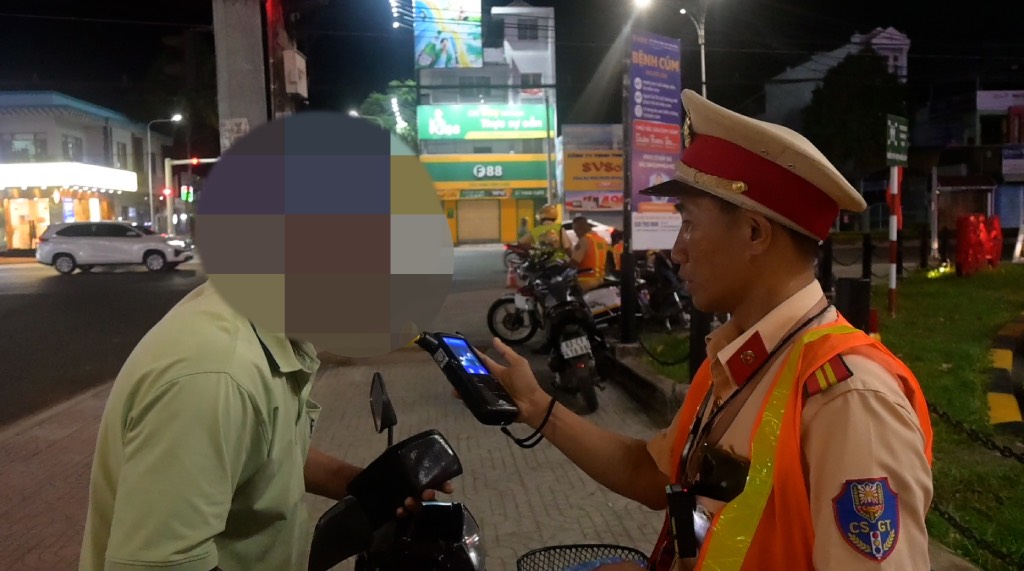 La policia de trafico de Tientsjiang maneja los "mamen" en la festividad del 30 de abril de 2025.