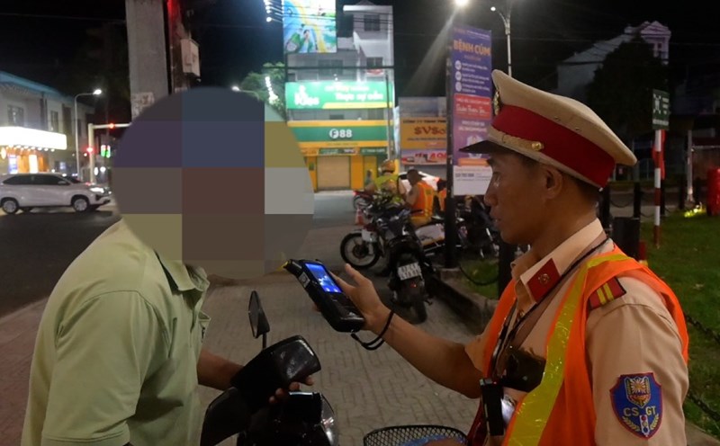 Traffic police in Tien Giang handle "ghosts" during the April 30, 2025 holiday.