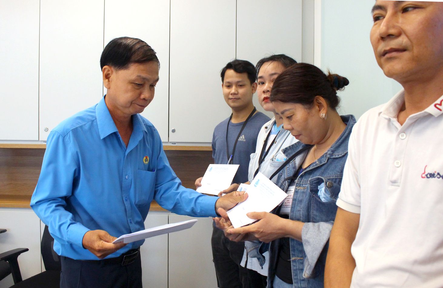 Ong Tran Luu Phong - Chu tich Cong doan cac khu cong nghiep tinh An Giang trong lan tham hoi, tang qua cho doan vien dang lam viec tai Khu cong nghiep Binh Hoa. Anh: Lam Dien