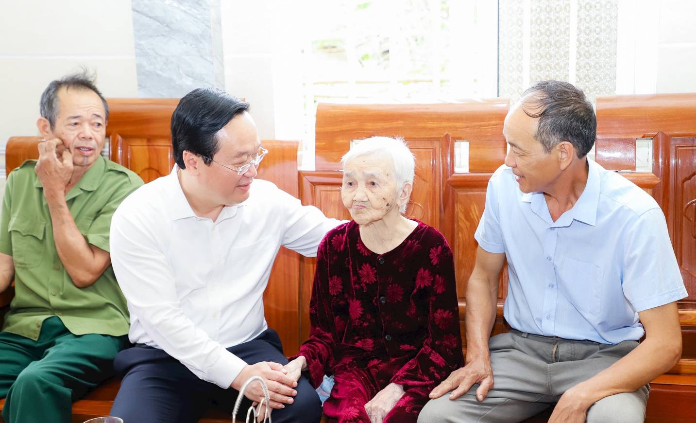 Nghe An Provincial Party Secretary Nguyen Duc Trung visited Vietnamese Heroic Mother Nguyen Thi Duan, 102 years old, residing in Hamlet 6, Nghi My Commune, Nghi Loc District. Photo: Pham Bang
