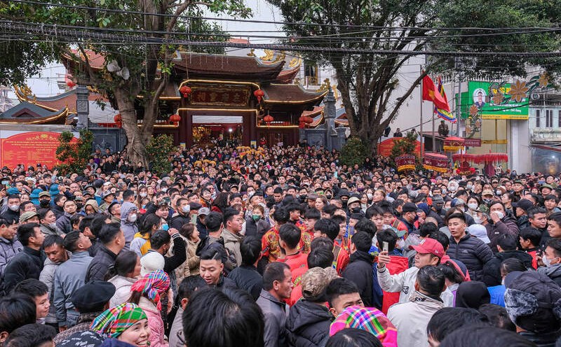 People and tourists flock to the Ky Cung - Ta Phu festival in Lang Son. Photo: Khanh Linh