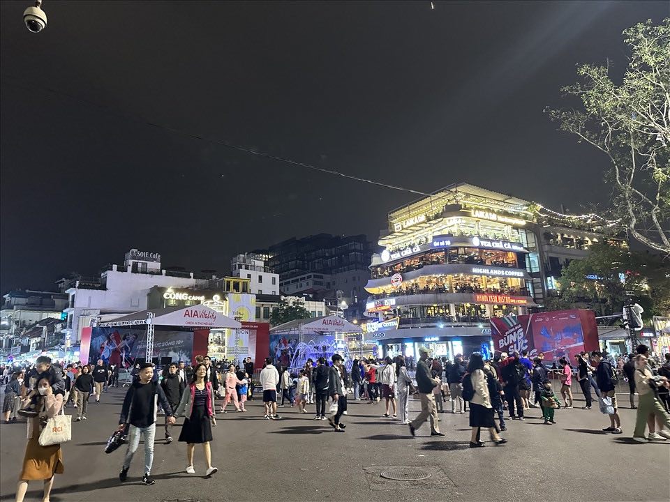 Ajuste el tiempo de las actividades del lago Hoan Kiem en las vacaciones del aniversario de la muerte de Hung Vuong y las 30 vacaciones. Foto: Huong le