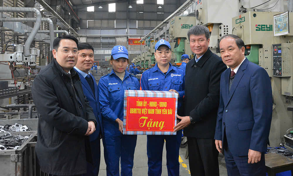 Los lideres de la provincia de Yen Bai presentaron regalos a los trabajadores en los parques industriales de la ceremonia de lanzamiento de las empresas de emulacion para promover la produccion y los negocios a principios de 2025. Foto: Bao Nguyen Nguyen Bao Nguyen