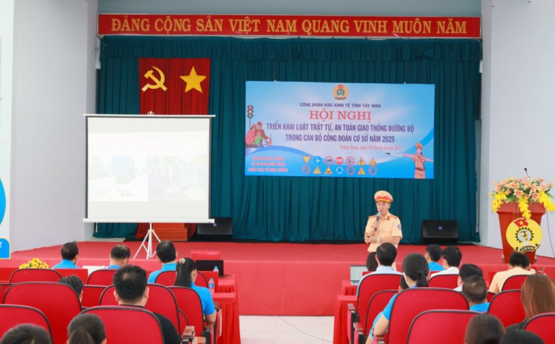 Officers of the Traffic Police Department of Tay Ninh Police, guiding the Law on Road Traffic Order and Safety for officers, union members, and workers. Photo: Phuong Dung