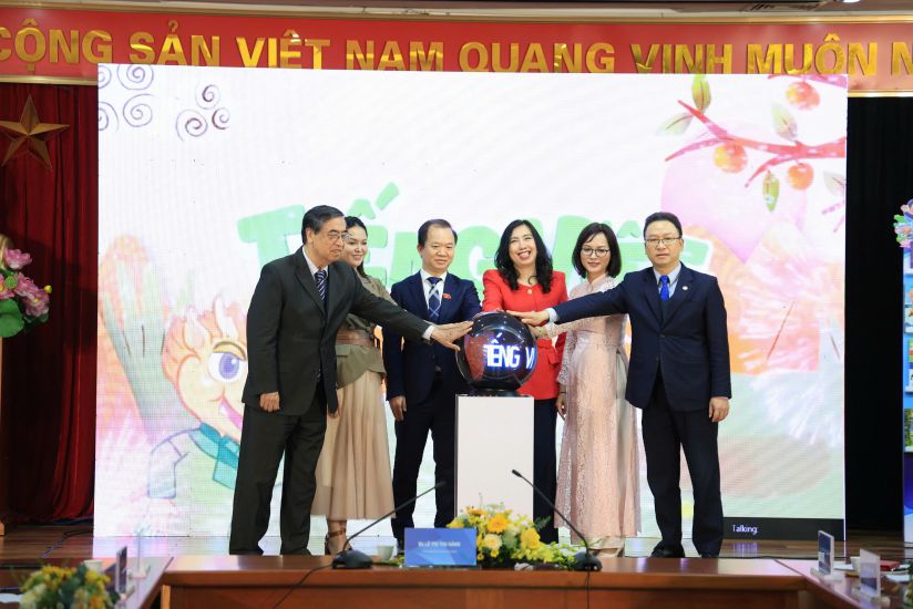 Deputy Minister of Foreign Affairs Le Thi Thu Hang and delegates pressed the button to launch the program "Miracle of Vietnamese", on March 29, 2025. Photo: State Committee for Overseas Vietnamese