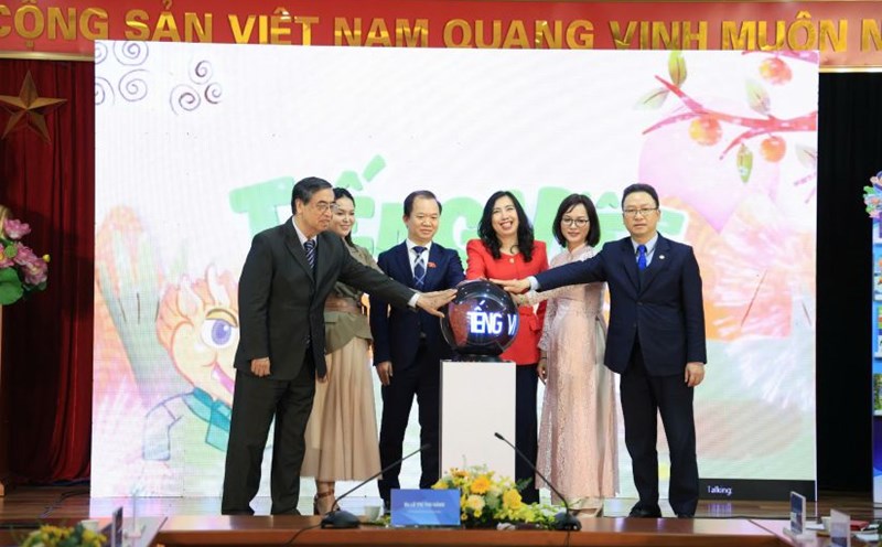 Deputy Minister of Foreign Affairs Le Thi Thu Hang and delegates pressed the button to launch the program "Miracle of Vietnamese", on March 29, 2025. Photo: State Committee for Overseas Vietnamese