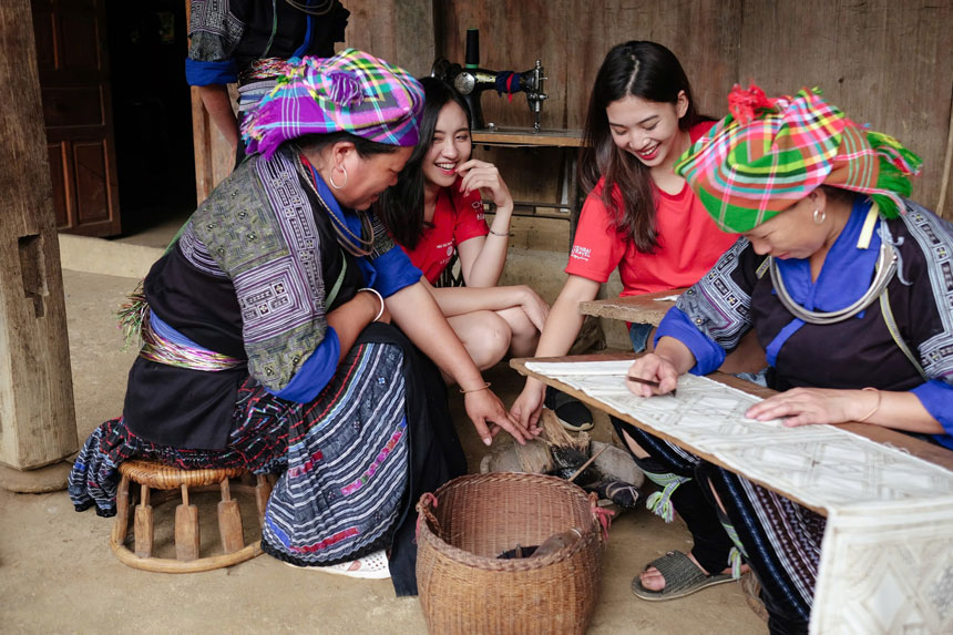 The art of painting bee wax to create patterns on fabric is a unique cultural feature of the H'Mong people in Yen Bai. Photo: Le Thao