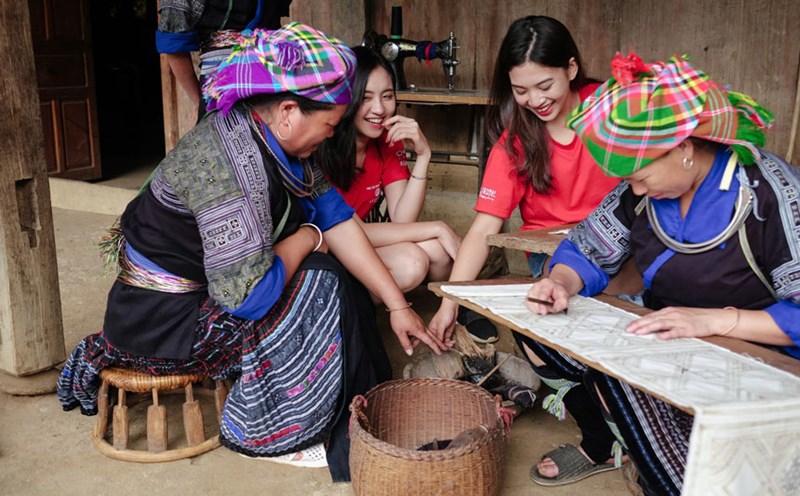 The art of painting bee wax to create patterns on fabric is a unique cultural feature of the H'Mong people in Yen Bai. Photo: Le Thao