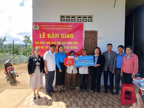 The Krong Buk District Labor Union (Dak Lak) supported the repair of a dilapidated house for a household in Ea Ngai commune. Photo: Luu Hoa