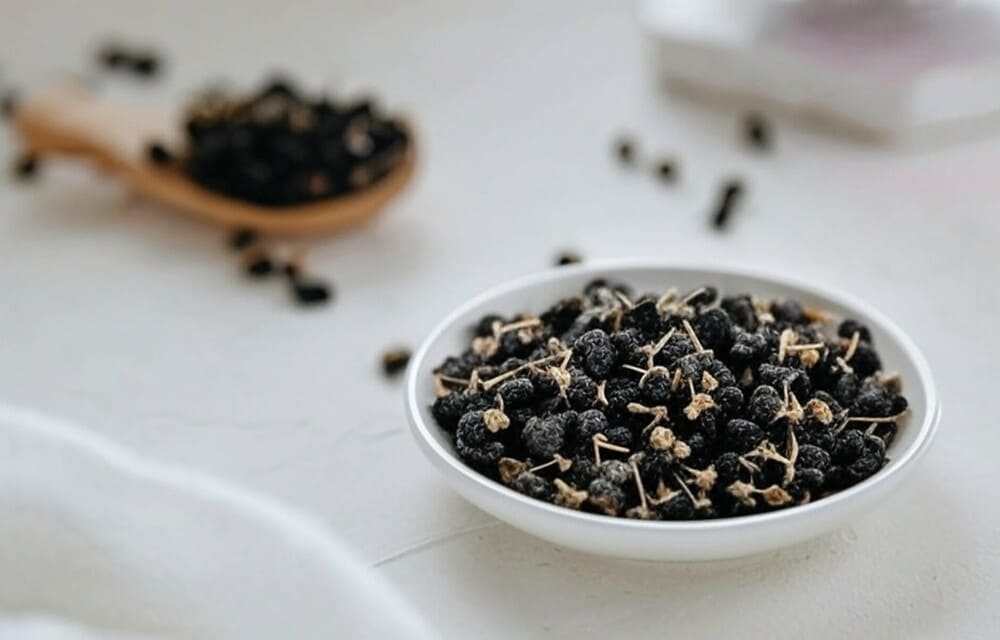 Goji berries have many health benefits, especially helping to brighten the skin. Photo: Dat