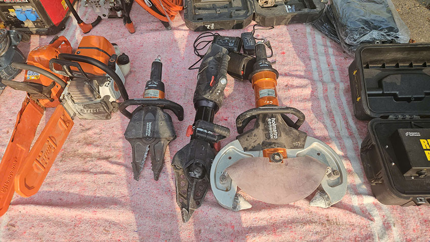 The hydraulic clutch is used flexibly by the Rescue Team of the Ministry of Public Security of Vietnam in rescue activities in Myanmar. Photo: Le Hoang