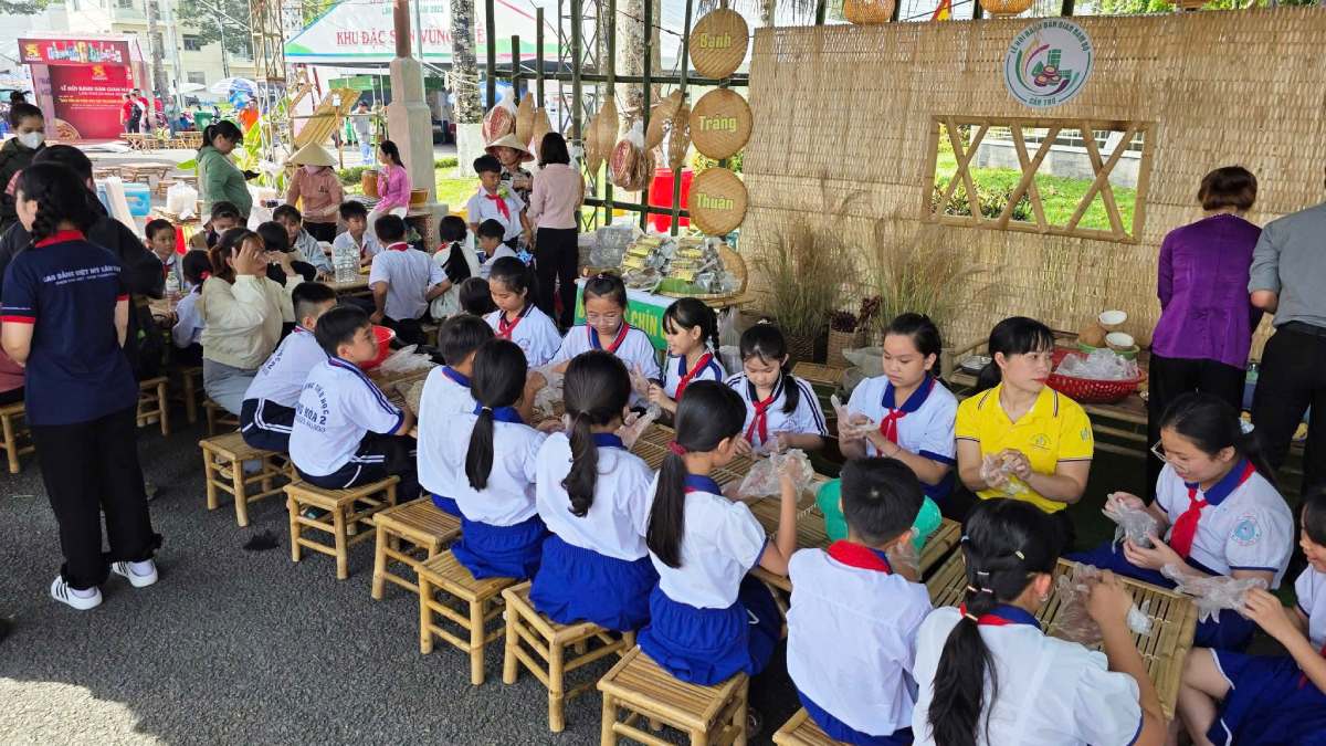 Many students experience making cakes at the Southern Traditional Bread Festival on April 4. Photo: Yen Phuong