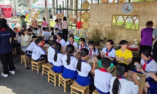 Nhiều học sinh trải nghiệm làm bánh tại Lễ hội Bánh dân gian Nam Bộ ngày 4.4. Ảnh: Yến Phương