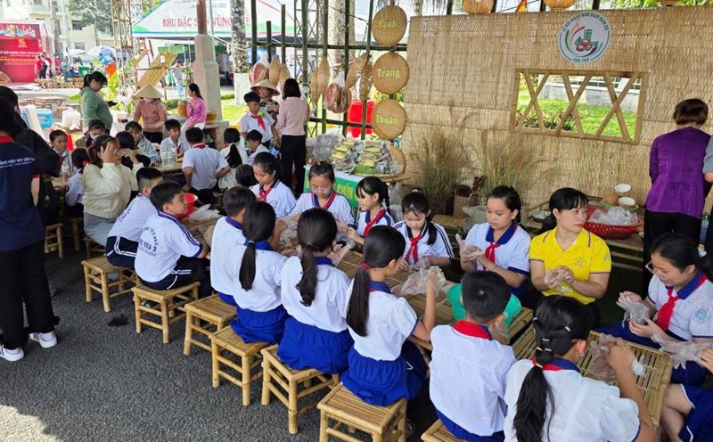 Many students experience making cakes at the Southern Traditional Bread Festival on April 4. Photo: Yen Phuong