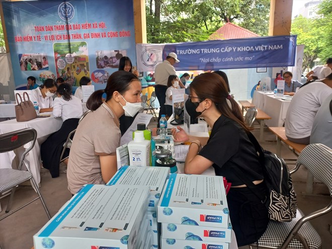 Grasping market demand, the Hanoi Employment Service Center has organized many job fairs for the elderly, including retirees. Photo: Huong Nha