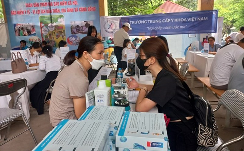 Grasping market demand, the Hanoi Employment Service Center has organized many job fairs for the elderly, including retirees. Photo: Huong Nha