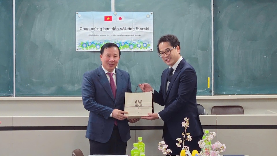 Chairman of Long An Provincial People's Committee Nguyen Van Ut (left) and Director of JETRO Ibaraki at the meeting. Photo: Long An Department of Culture, Sports and Tourism