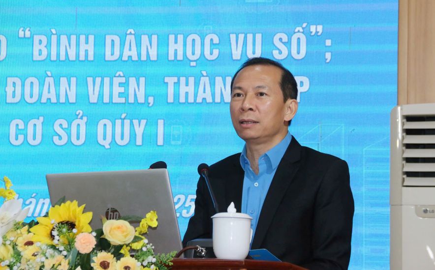 Mr. Vo Manh Son - Chairman of the Thanh Hoa Provincial Federation of Labor spoke at the Conference on developing union members and establishing grassroots unions. Photo: Quach Du