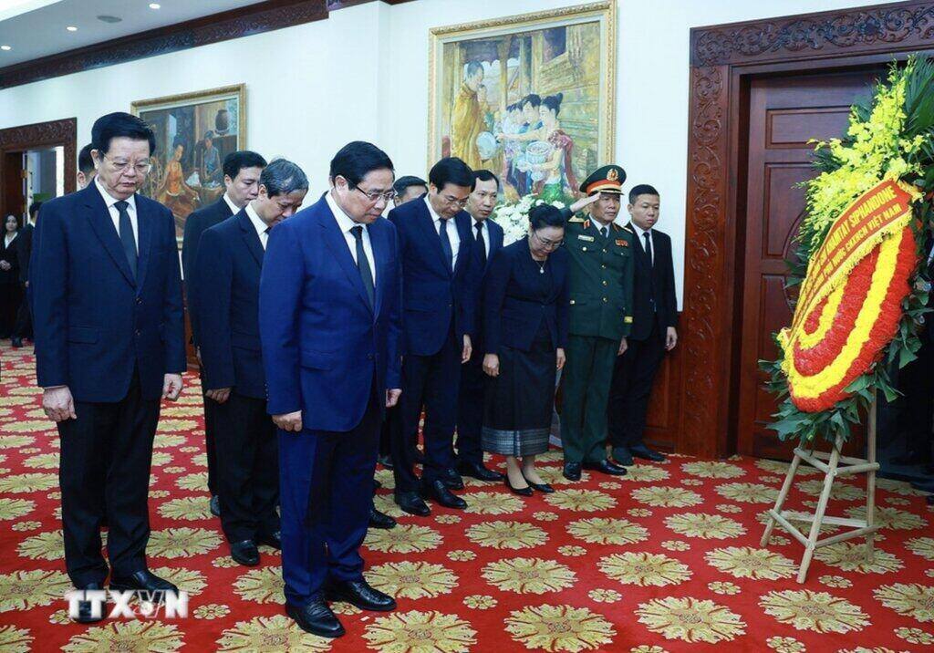 Politburo member, Prime Minister Pham Minh Chinh and the high-ranking delegation of the Vietnamese Government paid their respects to comrade Khamtay Siphandone. Photo: VNA