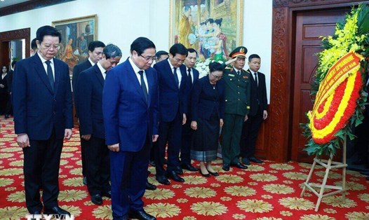 Ủy viên Bộ Chính trị, Thủ tướng Chính phủ Phạm Minh Chính và đoàn đại biểu cấp cao Chính phủ Việt Nam viếng đồng chí Khamtay Siphandone. Ảnh: TTXVN