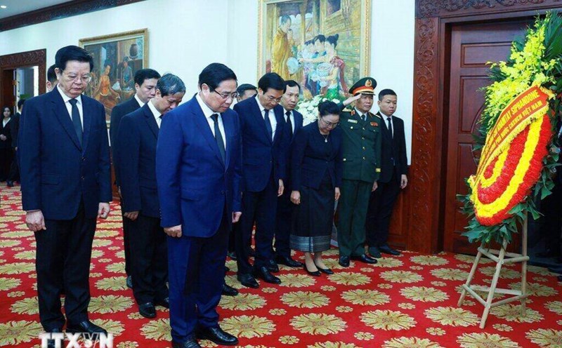 Politburo member, Prime Minister Pham Minh Chinh and the high-ranking delegation of the Vietnamese Government paid their respects to comrade Khamtay Siphandone. Photo: VNA