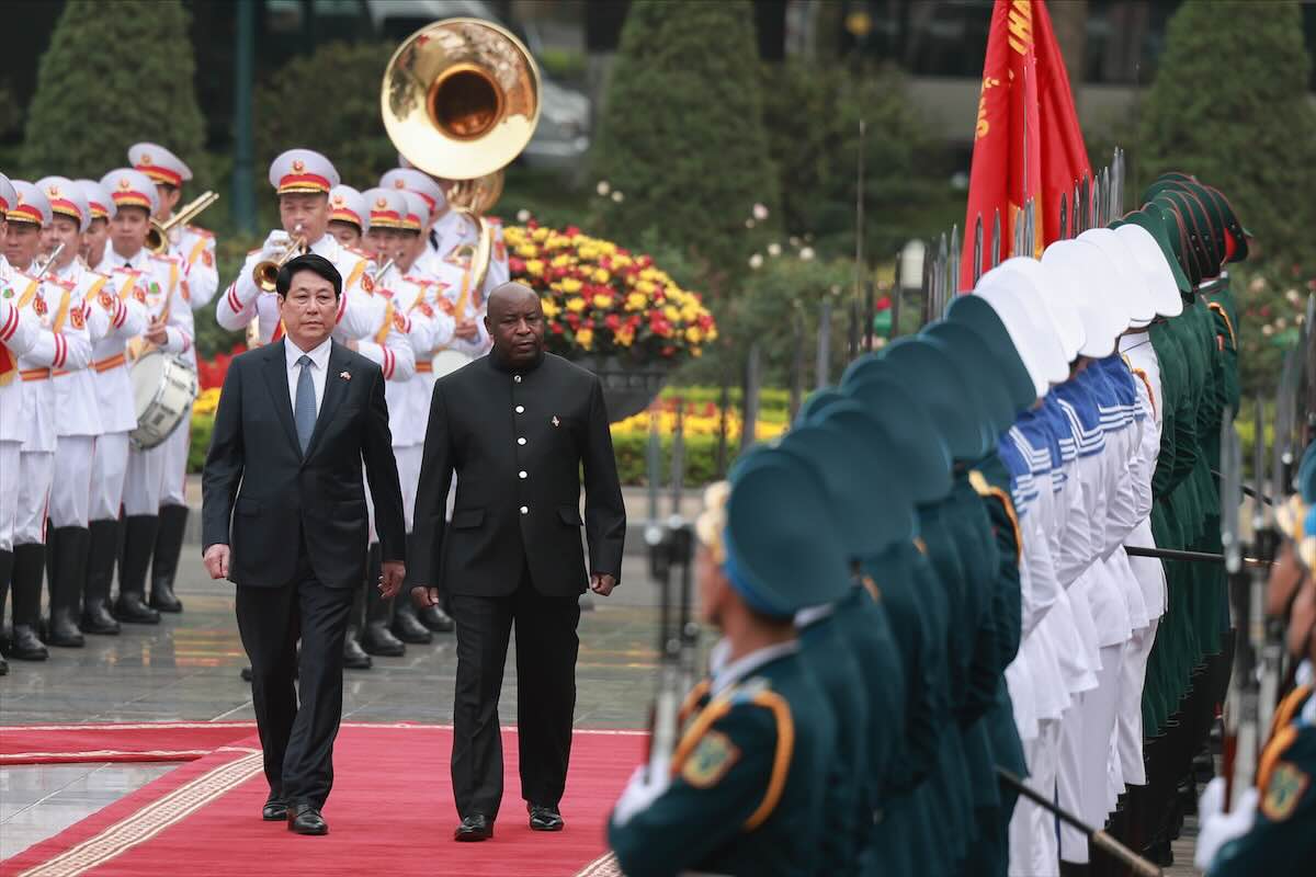 Politburo member and President Luong Cuong and President of the Republic of Burundi Evariste Ndayishimiye approved the Honor Guard of the Vietnam People's Army. Photo: Hai Nguyen