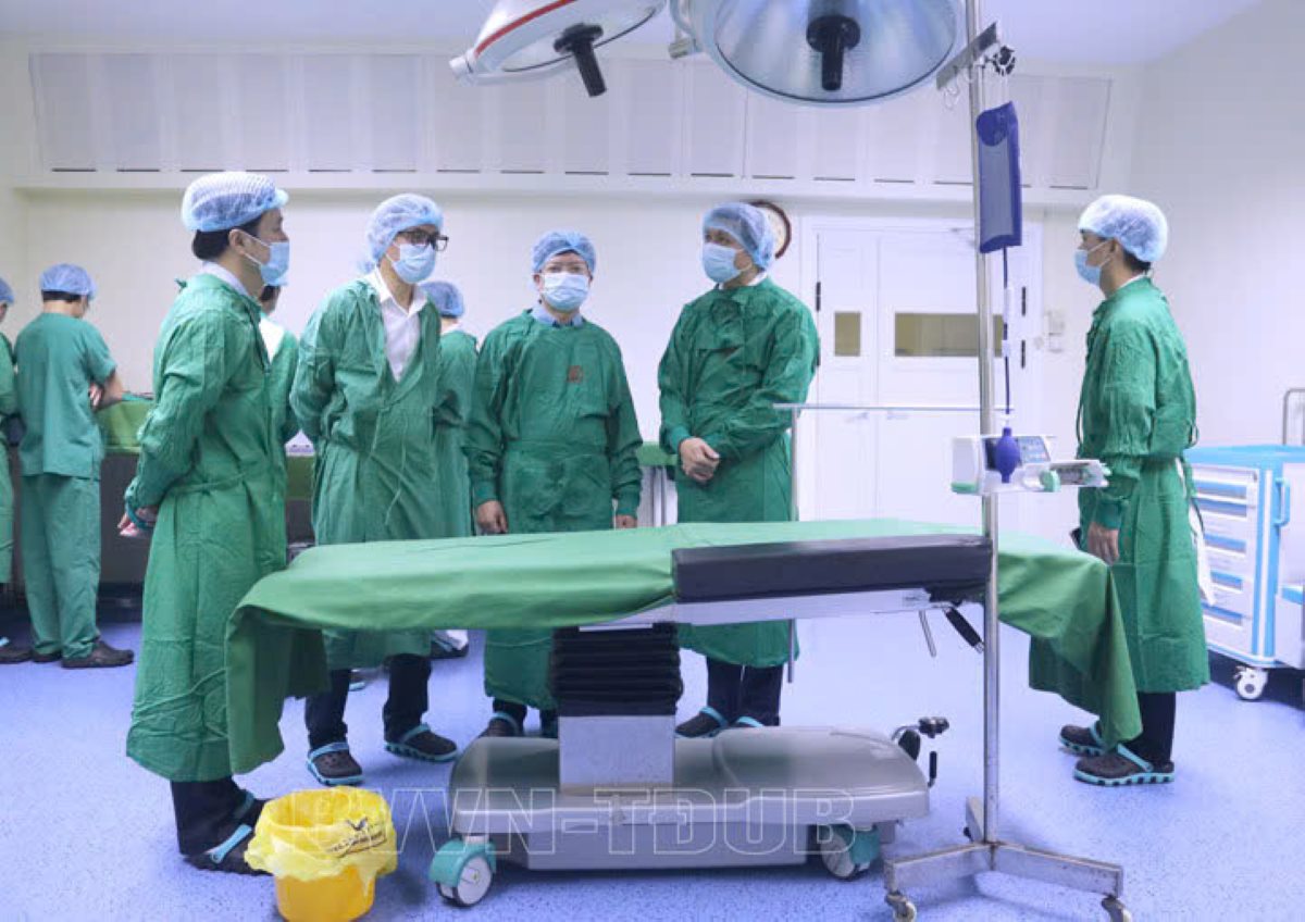 The Ministry of Health's appraisal team inspected the facilities and equipment at the Surgery - Anesthesia and Resuscitation Area, Vietnam - Sweden Uong Bi Hospital. This is the first provincial hospital in the country to perform kidney transplants. Photo: Vietnam - Sweden Uong Bi Hospital
