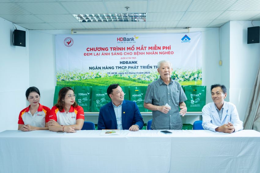 On the morning of April 2, 2025, 100 patients in difficult circumstances in Ho Chi Minh City and neighboring provinces were present at Ho Chi Minh City Eye Hospital from early morning to undergo free eye surgery. Photo: HDBank