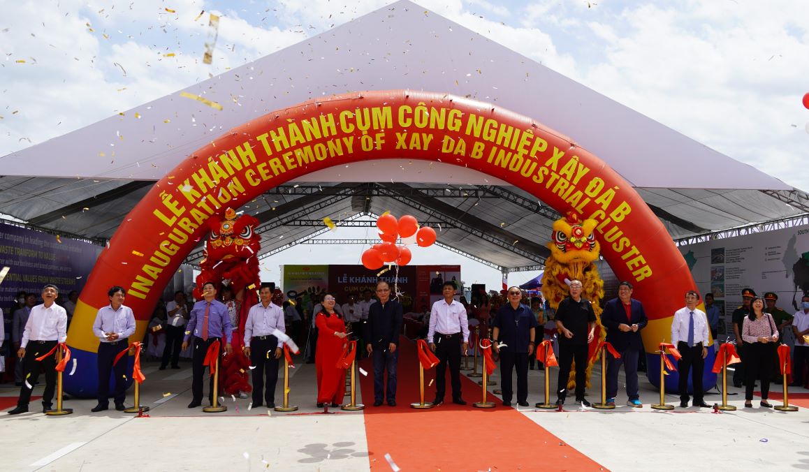 Lãnh đạo Tỉnh ủy, UBND tỉnh Sóc Trăng và chủ đầu tư thực hiện nghi thức khánh thành. Ảnh: Phương Anh