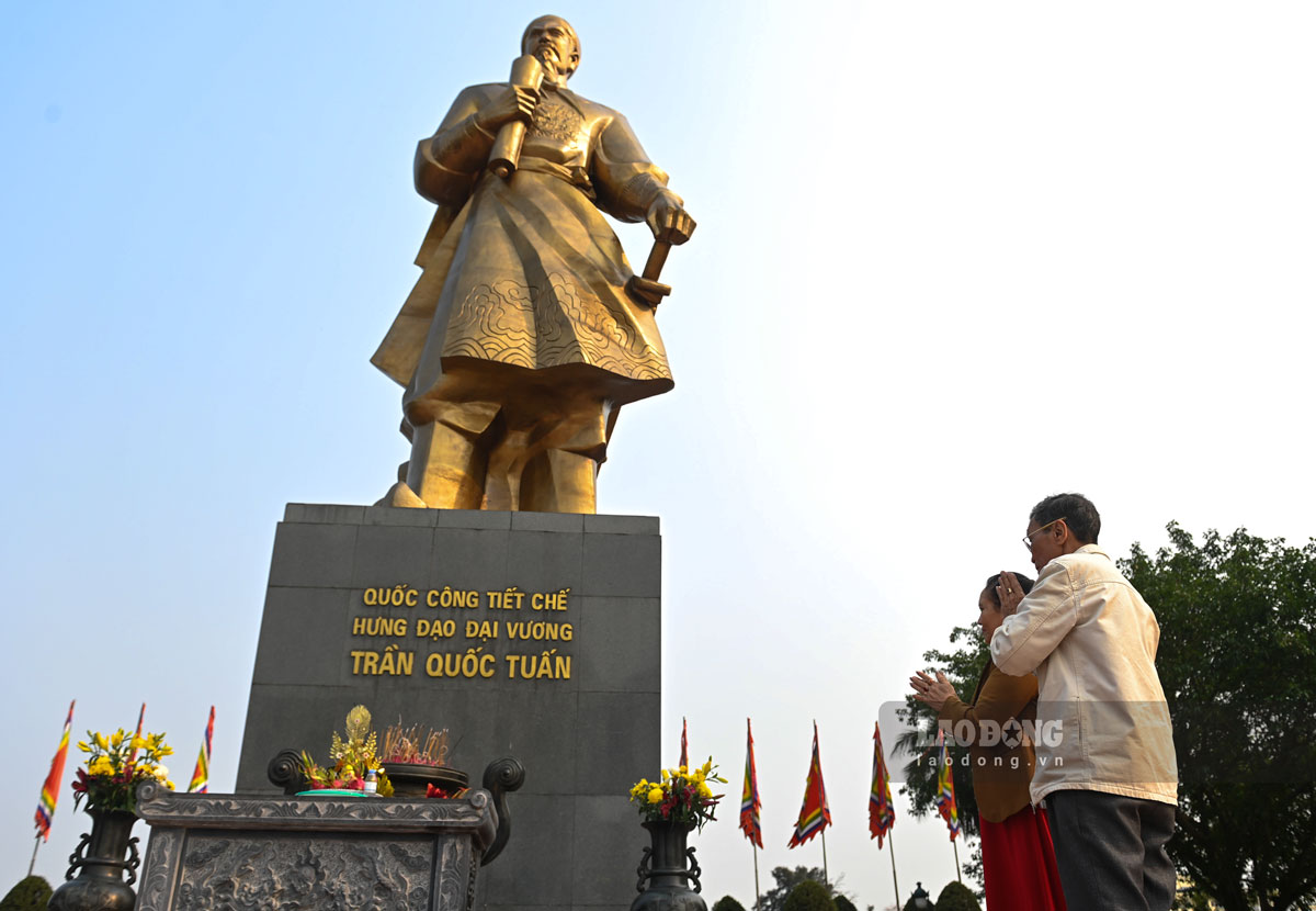 People offer incense at the National Monument of Hung Dao Institution, Dai Vuong Tran Quoc Tuan in Nam Dinh. Photo: Ha Vi